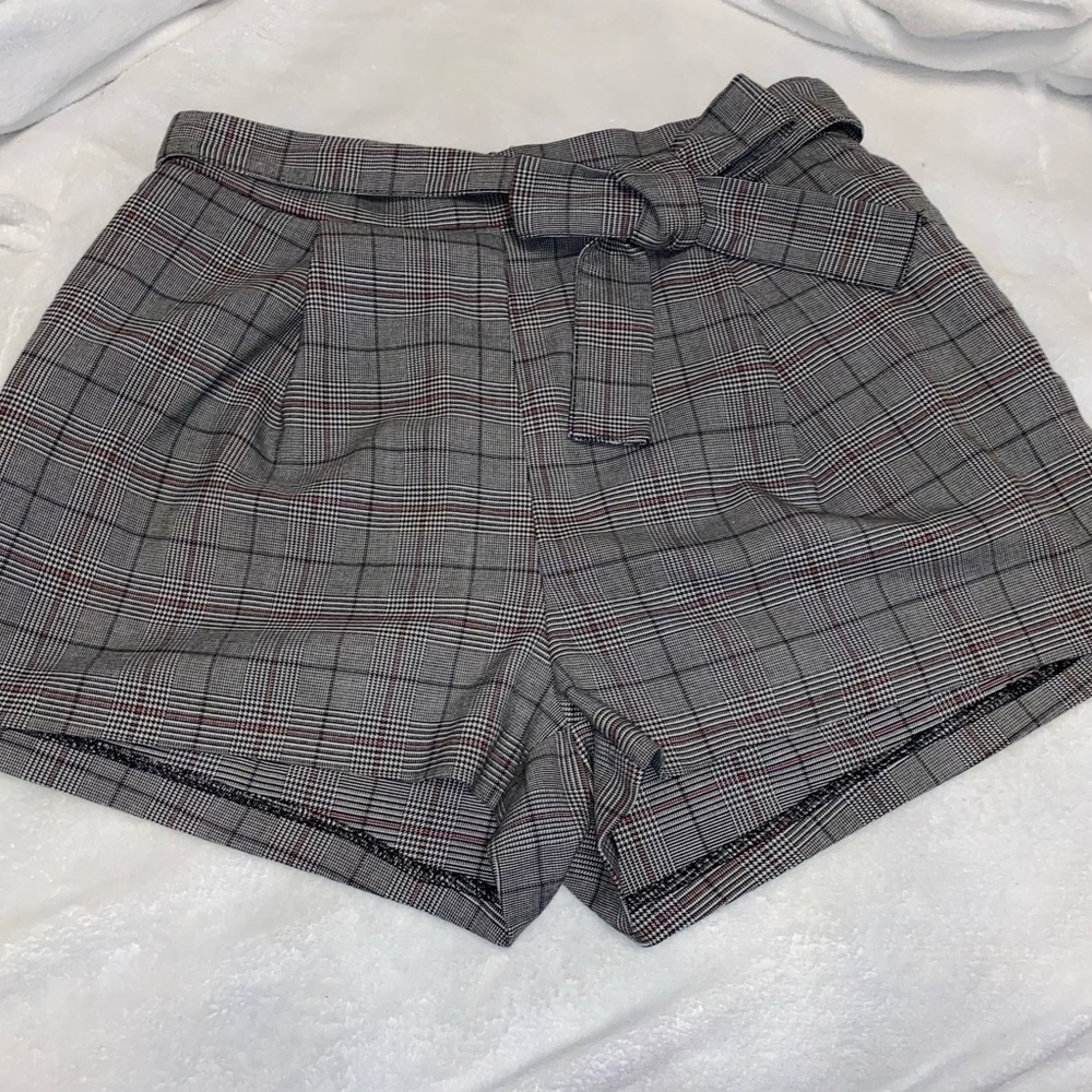 H&M Women’s Dark Grey Plaid Shorts - Picture 2 of 10